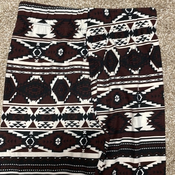 4/$24🦩 Aztec Leggings - Picture 7 of 8